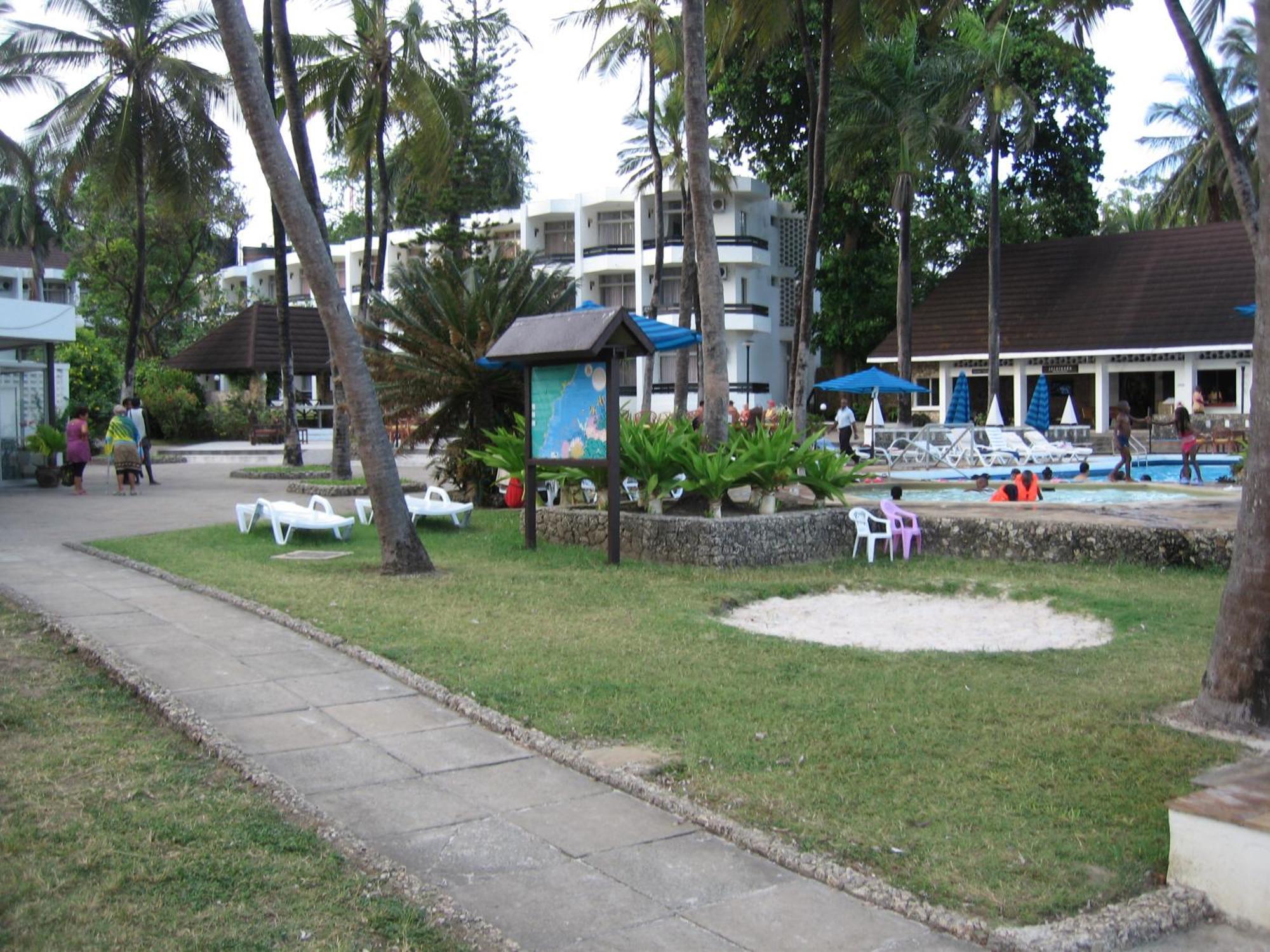 Kenya Bay Beach Hotel Bamburi Buitenkant foto